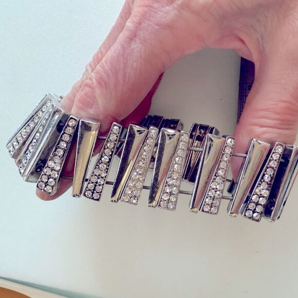 Ann Taylor Statement Bling rhinestone Stretch Bracelet Fits Most - Picture 2 of 4